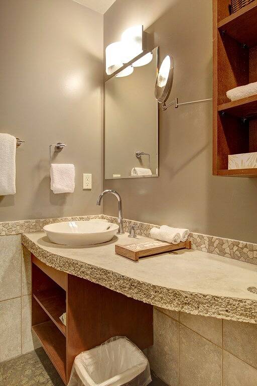 Ganze Wohnung, Rockies Rentals: Luxuriöse Suite mit 1 Schlafzimmer im Solara Resort! Pool, Whirlpool, Kino in Canmore, Banff-Nationalpark