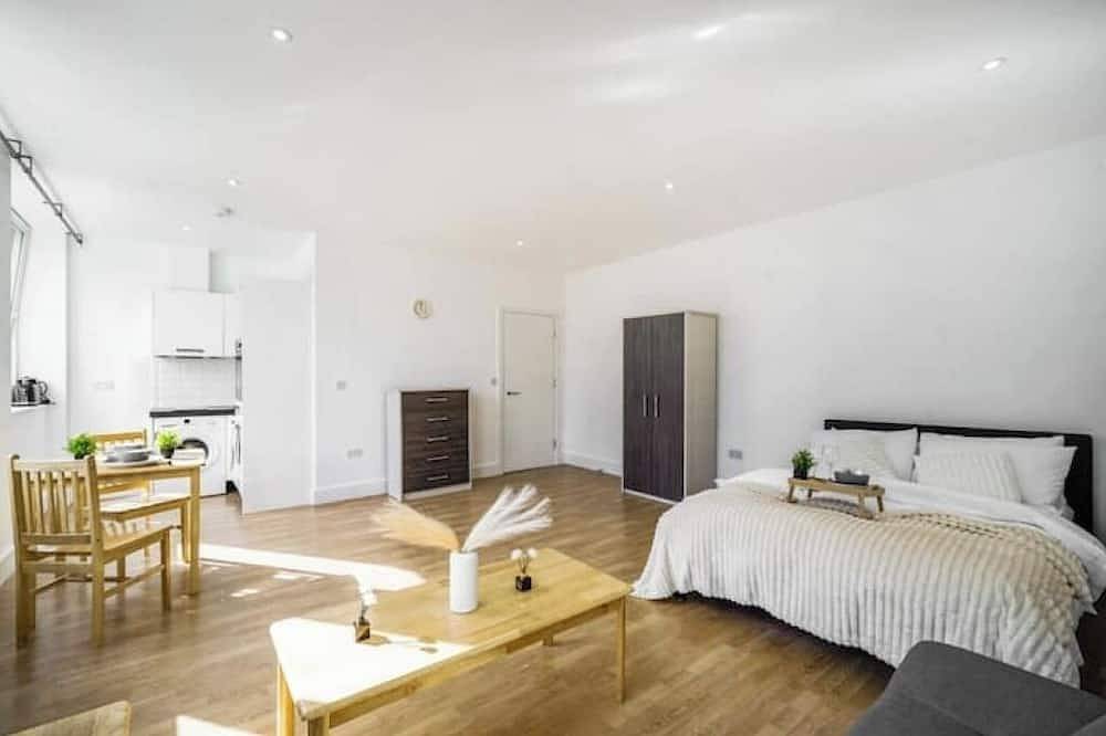 Hel leilighet, New Private Studio with parking in Elstree and Borehamwood, Hertfordshire