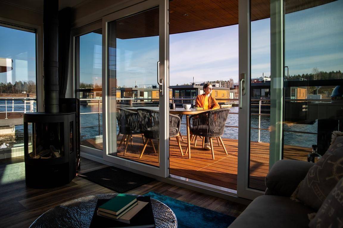 Floatinghouse Malibu Sunrise: mit Seeblick, Terrasse & Kamin für 6 Gäste in Bärwalder See, Boxberg (Oberlausitz)
