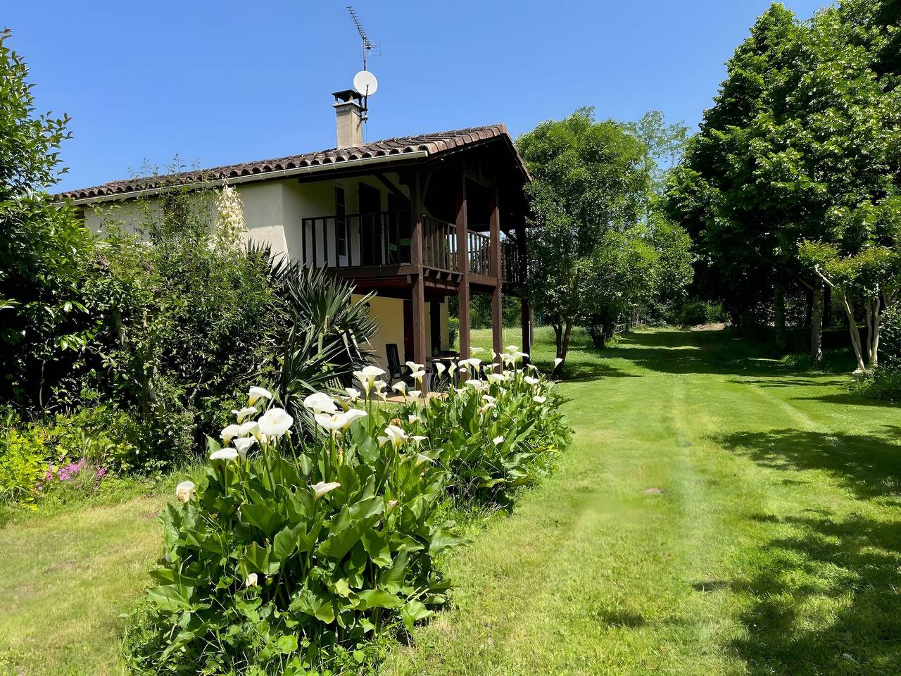 Gîte Les Buis Fleuris : terrasse privée, jardin partagé et Wi-Fi à Sainte-Maure de Peyriac in Sainte-Maure-de-Peyriac, Région de Nérac