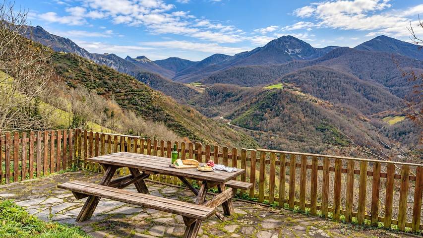Casa rural 'La Congosta Mágica Aldea De Montaña' con vistas a la montaña, terraza compartida y Wi-Fi in Teverga, Cordillera Cantábrica