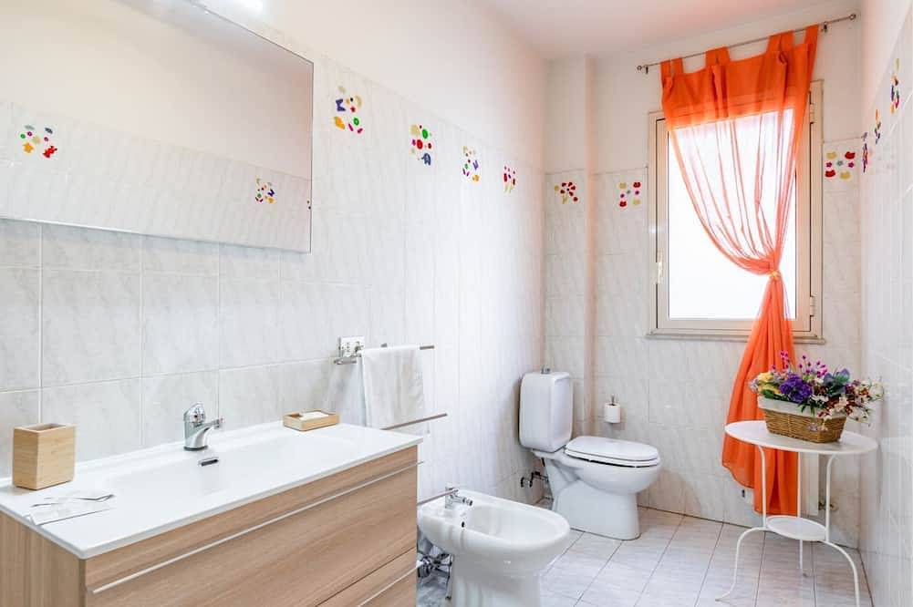 Ganze Wohnung, Guesthost - Cozy apartment of about 70 square meters, able to comfortably accommodate 4 people, located on the raised ground floor (1 step to access it) of a modern building. The property is located in Aci Castello, a seaside village just 10 km from Cata in Aci Castello (Borgo), Aci Castello