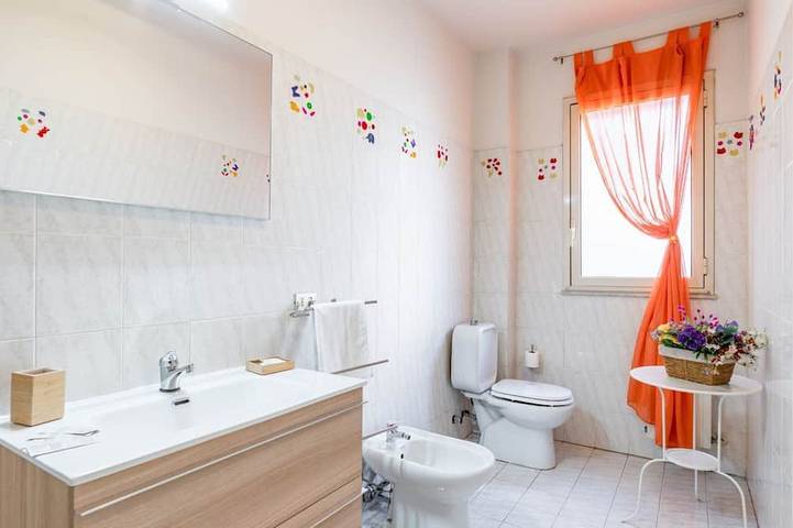 Appartement entier, Guesthost - Cozy apartment of about 70 square meters, able to comfortably accommodate 4 people, located on the raised ground floor (1 step to access it) of a modern building. The property is located in Aci Castello, a seaside village just 10 km from Cata in Aci Castello (Borgo), Aci Castello