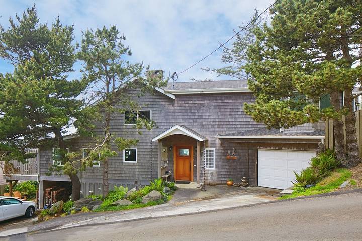 Vacation home for 10 people, with balcony and hot tub, with pets in Oregon Coast