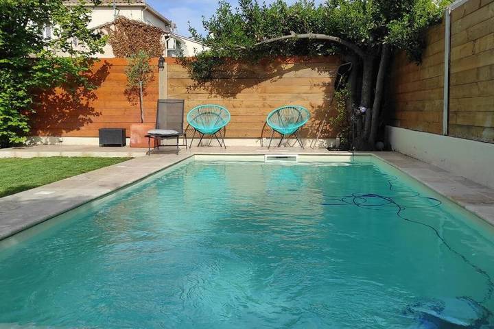 Villa pour 6 personnes, avec terrasse ainsi que jardin et piscine