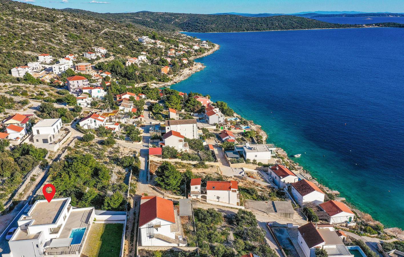 Wohnung am Meer mit Pool, Küche und Garage – 2,5 km bis zur Küste in Sevid, Split-Dalmatien