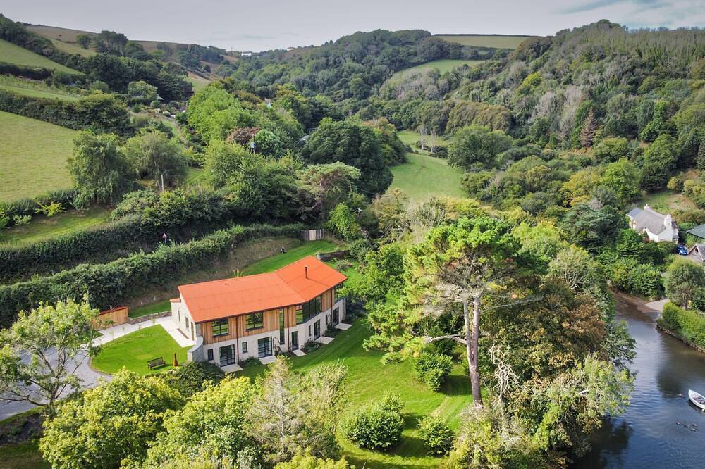 Goodshelter Bay -  a large modern waterfront house with private slipway in East Portlemouth, South Devon