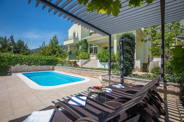 Villa voor 6 personen, with Balkon/Terras and Tuin as well as Zwembad in Makarska