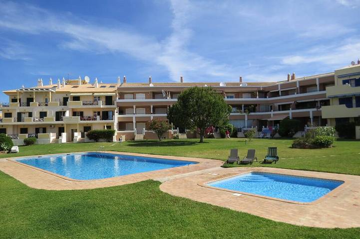 Appartamento vacanze per 4 persone, con giardino e piscina nonché balcone - 1