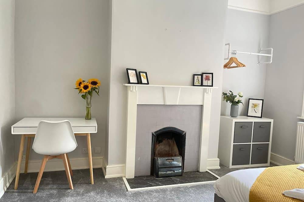 Spacious Victorian for 10 across Royal Infirmary in Leicester, Heart of England