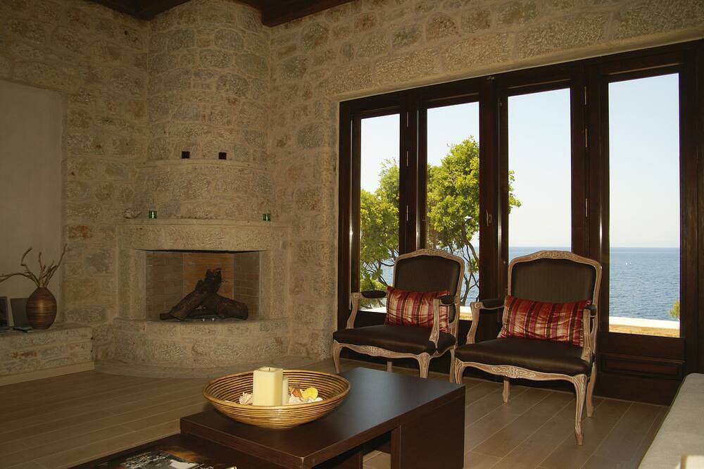 Pretty  seafront cottage in the center of Stoupa, minutes from the sandy beaches in Stoupa, Messenien