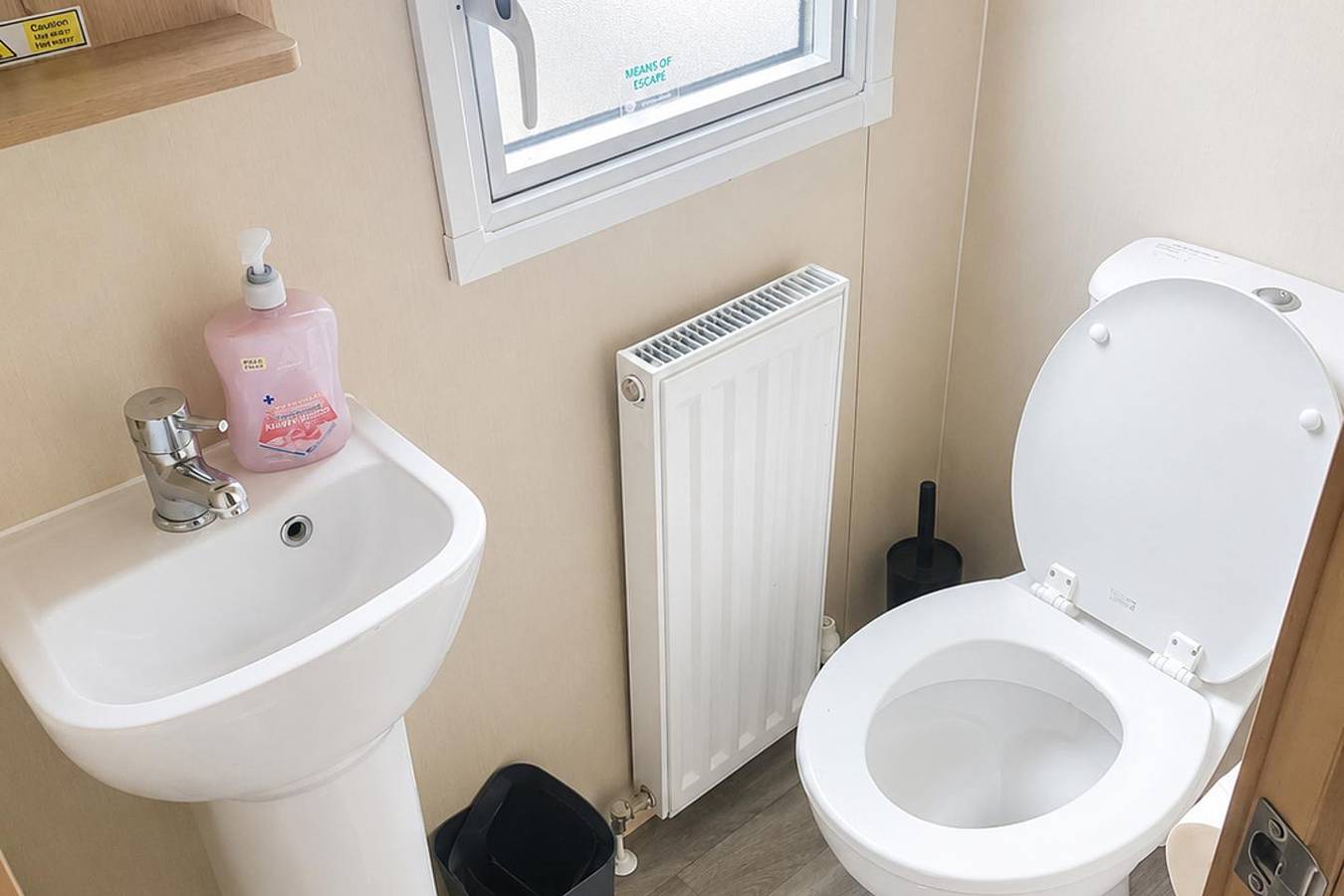 Cabin Sleeps 6 with Indoor Pool in St Osyth, Essex