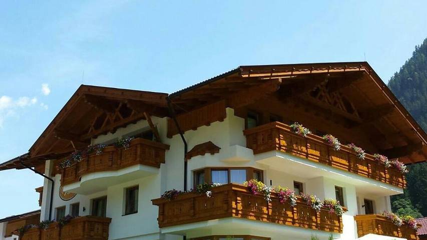 Chalet voor 6 personen, met balkon en sauna in Neustift im Stubaital
