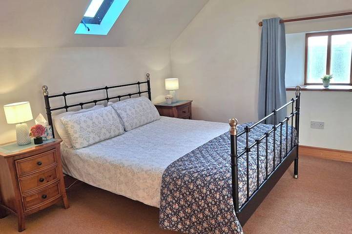 Beautiful stone cottage in a quiet country setting close to beach in Contea di Louth