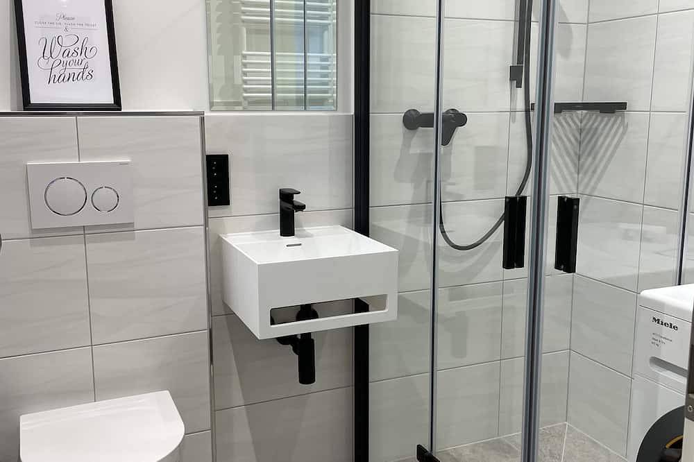 Ganze Wohnung, Komplett neu renoviertes Apartment in einer idyllischen Waldsiedlung in Hohenbrunn, Oberbayern