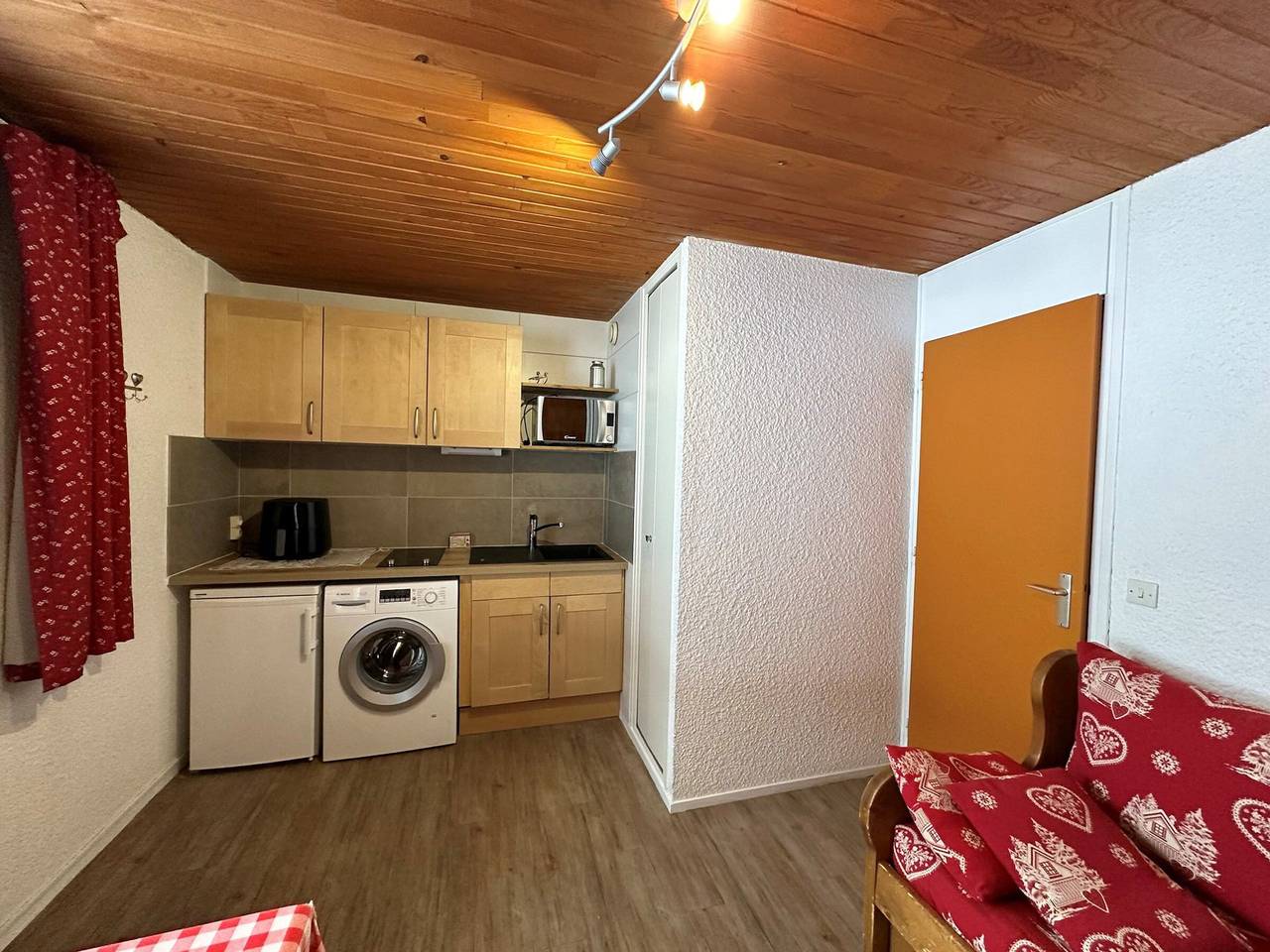 Apartamento entero, Agradable apartamento 4 pers. con balcón, Wifi y sábanas incluidas in Lanslevillard, Región de Saint-Jean-de-Maurienne