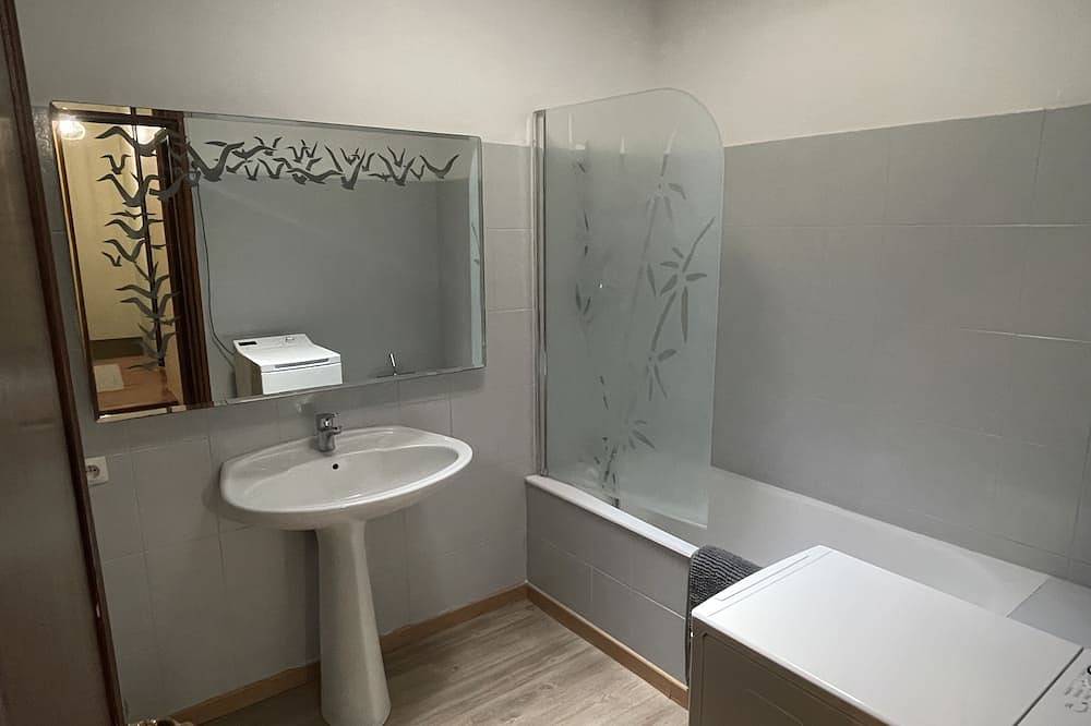 House in the heart of the village in Montagnac, Côte d'Améthyste