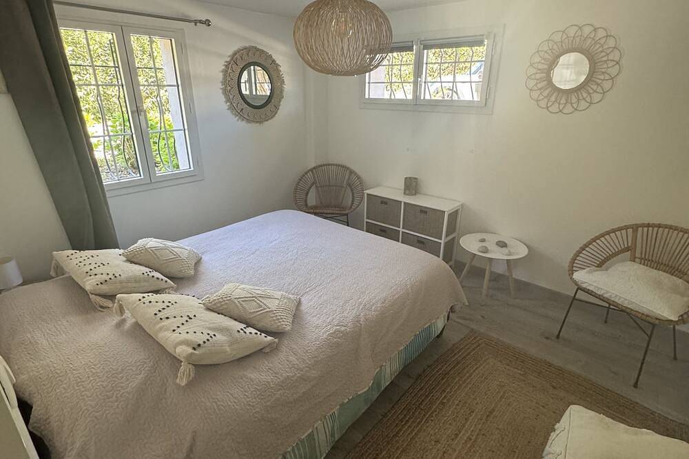 New housing, garden level in villa, with large garden, large swimming pool in Roquefort-les-Pins, Cannes region