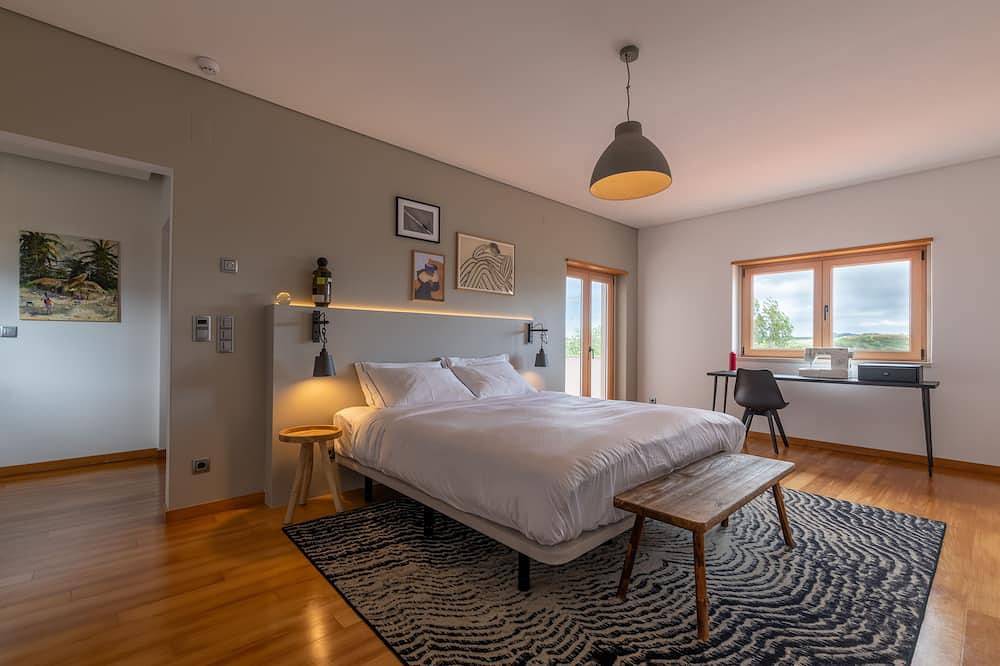 Villa completa com piscina coberta e campo de padel.Perto da praia. Acomoda 14. in Praia do Magoito, São João das Lampas e Terrugem