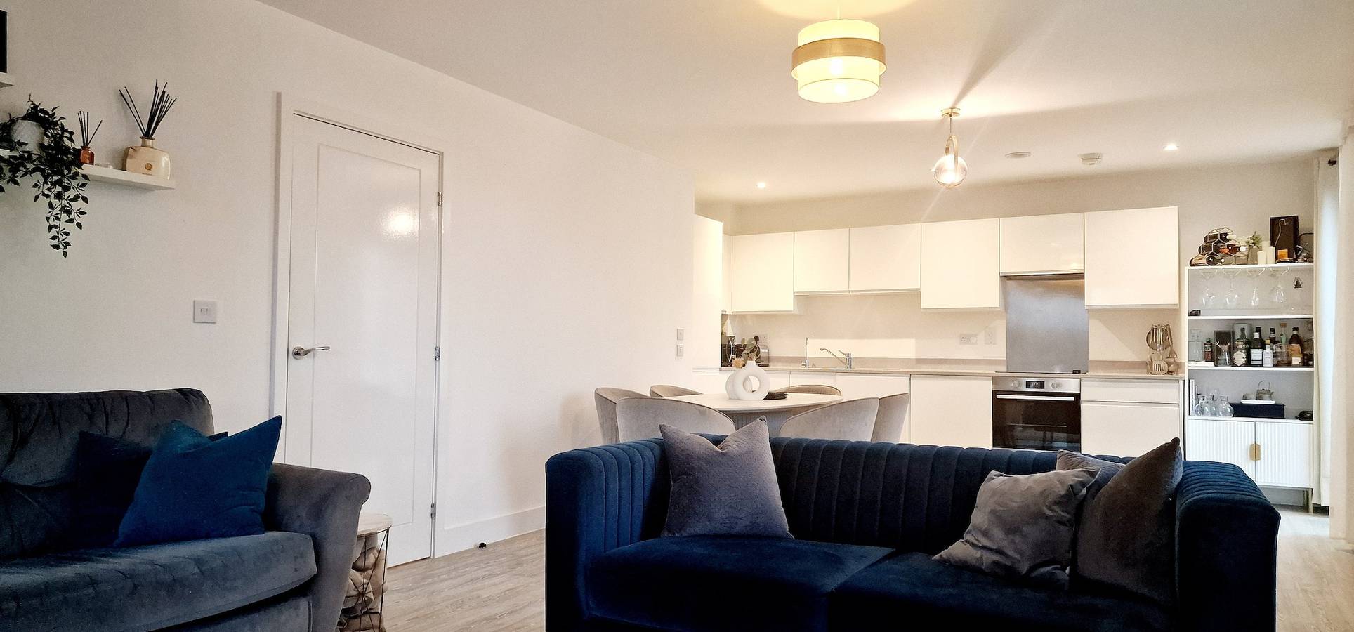 Entire holiday apartment, Gym, Free Parking, 25 Mins to Central London in Surrey