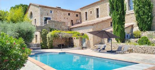 Gîte pour 15 personnes, avec piscine ainsi que vue et jardin à Rousson