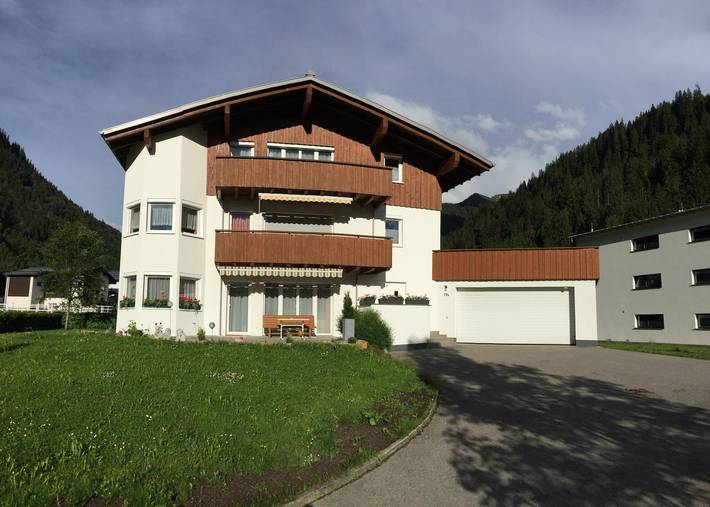 Ferienwohnung für 6 Personen, mit Balkon und Terrasse in Klösterle am Arlberg