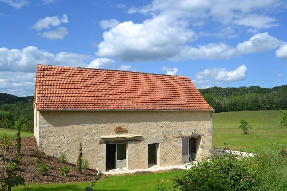 La Grange de René with wood-fired Nordic bath in Cajarc, Massif Central