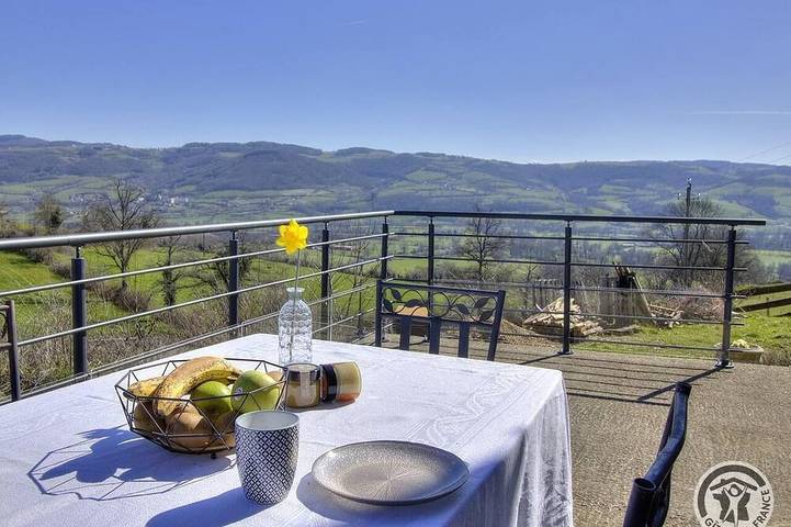 Location de vacances pour 6 personnes, avec Jardin et Piscine à Haute-Rivoire
