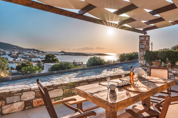 Hel lejlighed, Mont' Rock Villas 3 Holiday Home with Sea View, Wi-Fi, and Air Conditioning in Poseidonia, Syros