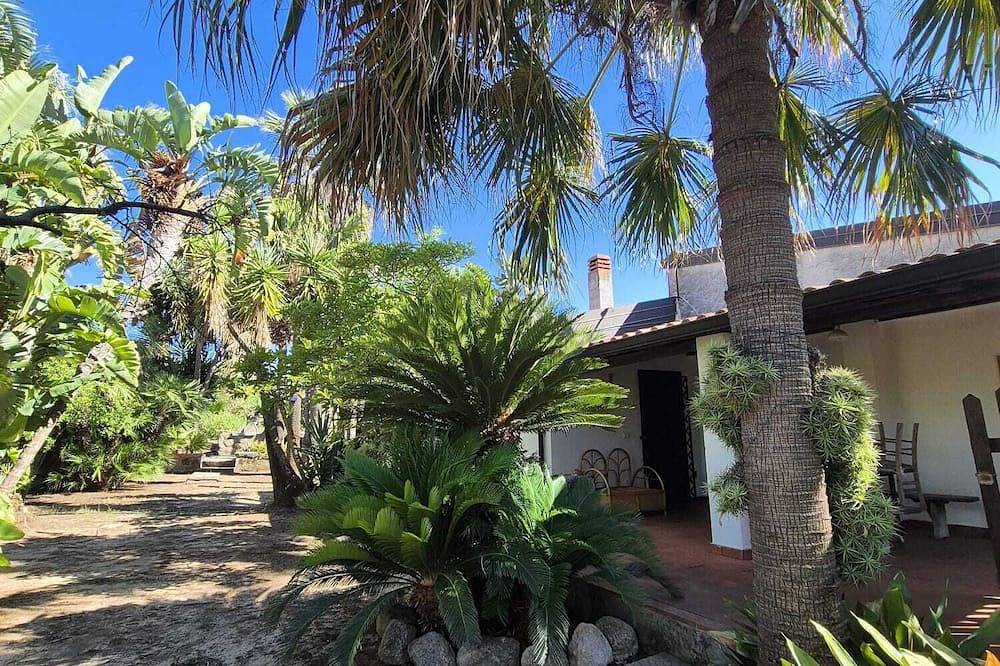 Wonderful Villa surrounded by lush greenery - Beach close peaceful location in Faro Capo Vaticano, Ricadi (comune)