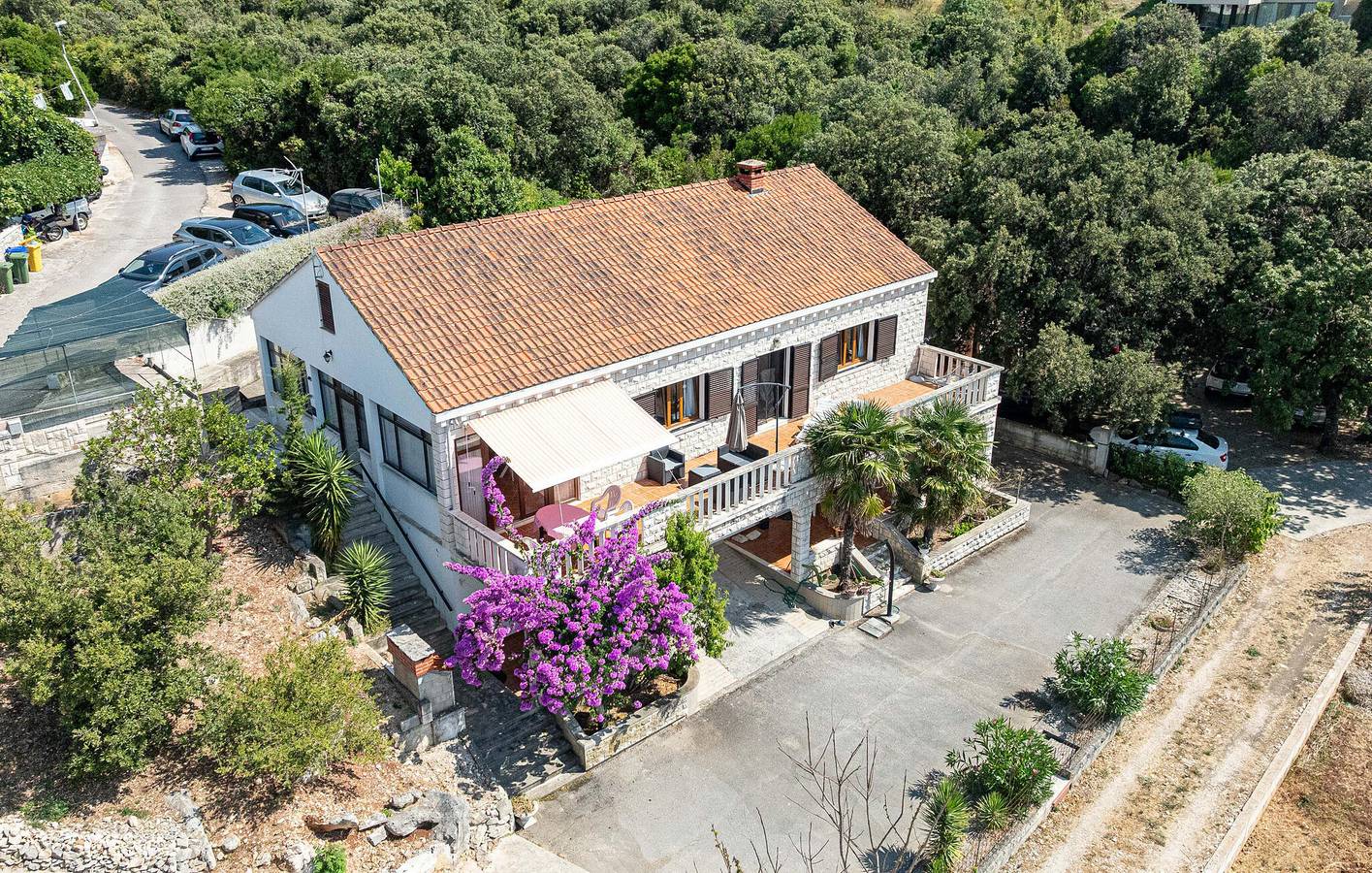 Entire holiday apartment, Cozy 100m² Apartment with Terrace Near Medvinjak Beach in Zrnovska Banja, Korcula