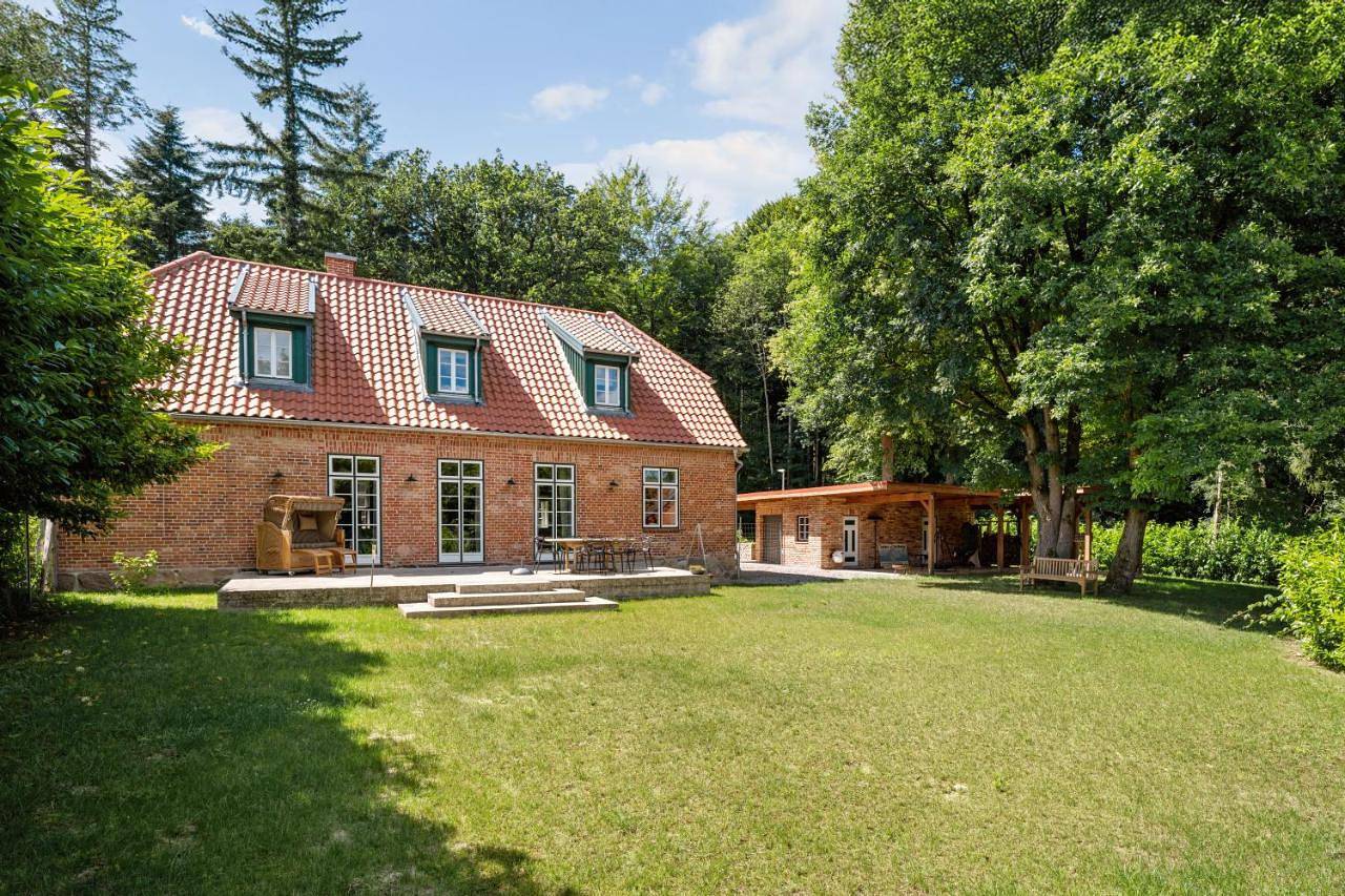 Gut Kletkamp "Försterei" - Freistehendes Backsteinhaus mit 4 Schlafzimmern ruhig am Waldrand gelegen I Kamin I Garten & Terrasse I 15 Min zur Ostsee I 3 Bäder I Küche I Parkplatz I Wlan in Kletkamp, Südliche Ostseeküste