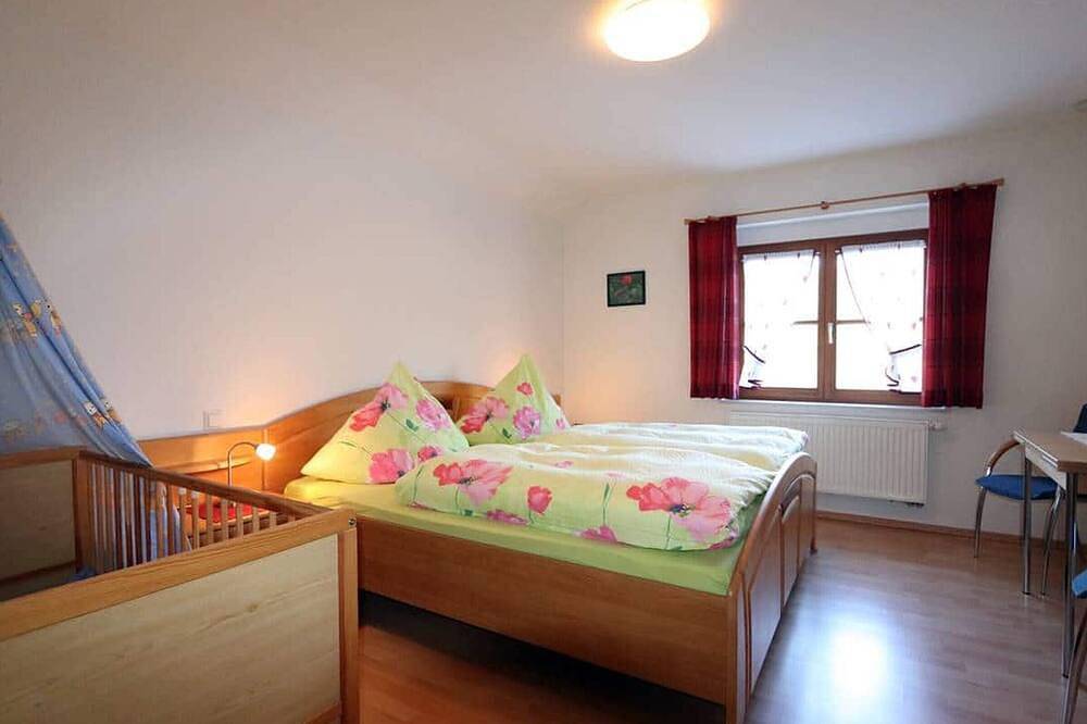 Apartamento inteiro, Apartamento 'Ferienwohnung Blütenzauber' com Terraço Privado, Jardim Partilhado e Wi-Fi in Durbach, Central Black Forest