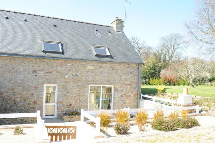 Maison de vacances pour 4 personnes, avec Terrasse et Jardin à Theix