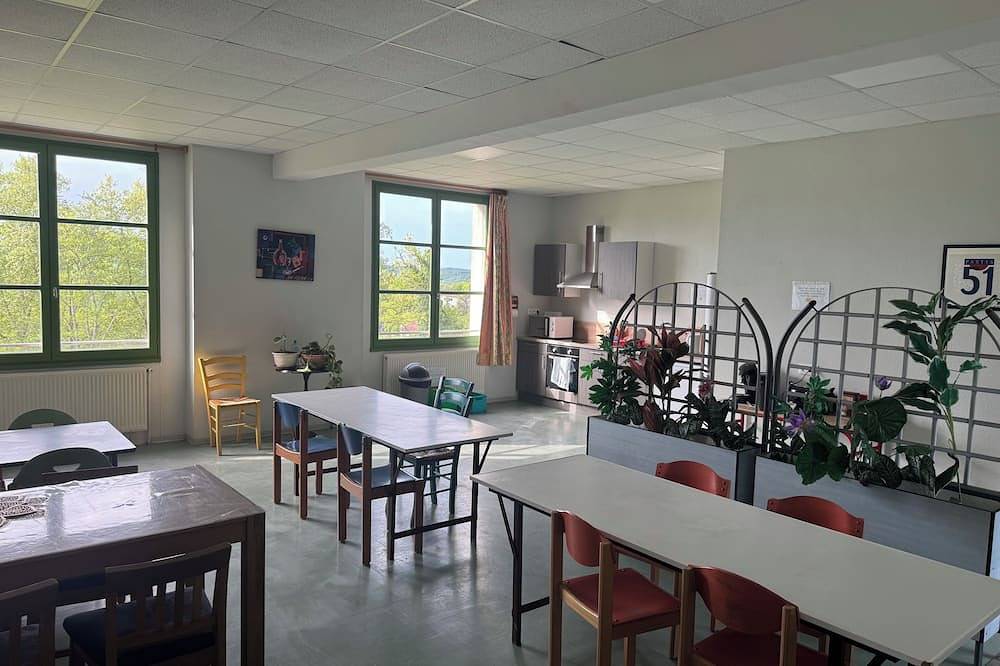 Welcome to Auberge les Clarisses with its relaxation area, communal kitchen in Gourdon, Quercy