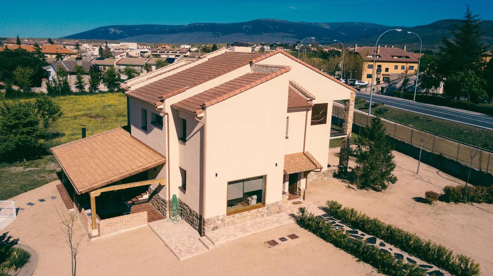 Casa Rural 'Rural Torrecaballeros' con Vista a la Montaña, Piscina Privada y Wi-Fi in Torrecaballeros, Provincia de Segovia