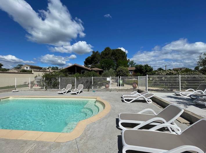 Chalet pour 5 personnes, avec piscine ainsi que terrasse et jardin