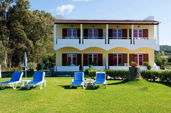 Vacation rental for 16 people, with garden and balcony in Corfu