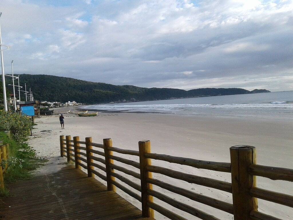 Ganze Wohnung, Große Maisonette-Wohnung 50 Meter vom Strand entfernt, 2 Garagen, Ethernet, Wifi in Bombinhas, Litoral Catarinense