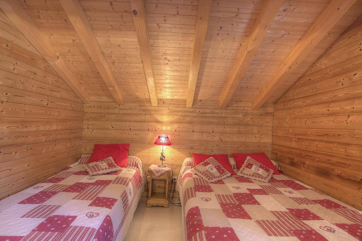 Chalet 'Makaau - Praz De Lys' with Mountain View, Private Terrace and Wi-Fi in Praz de Lys, Taninges