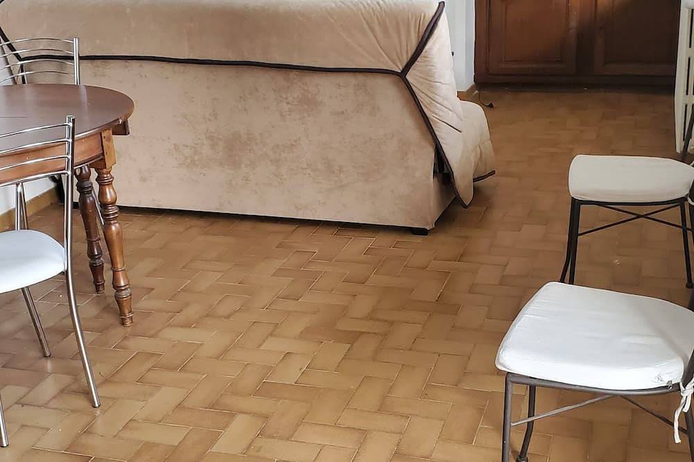 Apartamento entero, Single-storey apartment, 5 minutes from town center, terrace, south-facing in Provins, Sena y Marne