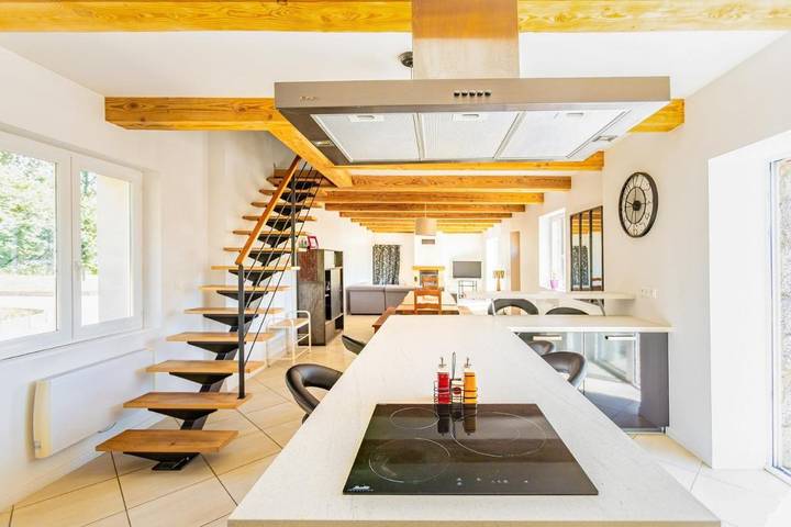 Gîte pour 7 personnes, avec Terrasse ainsi que Jardin et Piscine à Lanmérin - 4