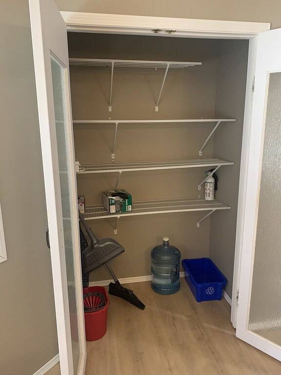 Large house - 1600 sq ft, Large Acreage - 3 minutes south of Red Deer Alberta in Red Deer