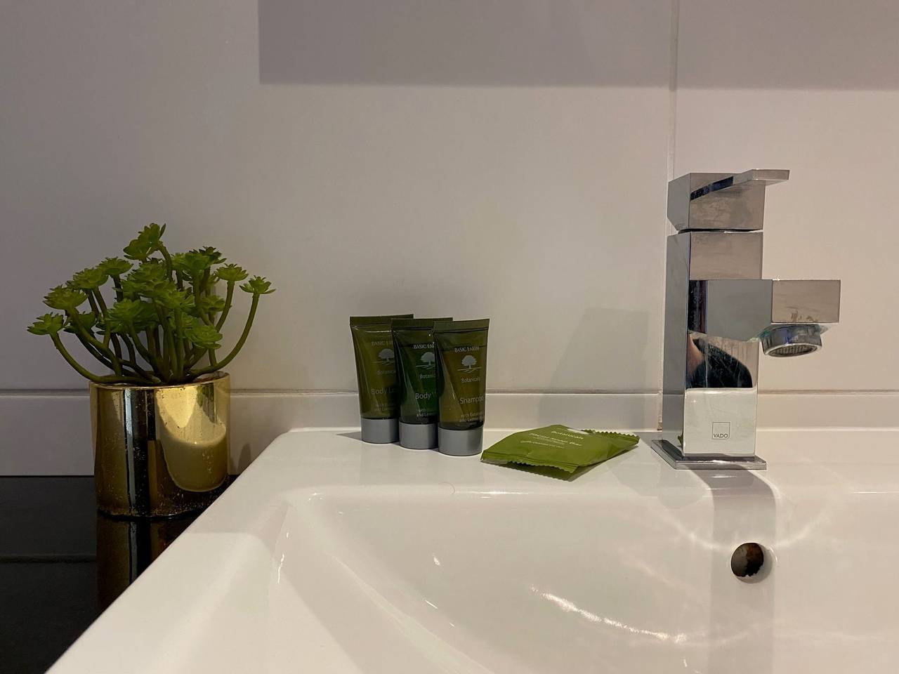 Ganze Wohnung, Aih sleeps 2 private room and shower Covent Garden in Covent Garden, London