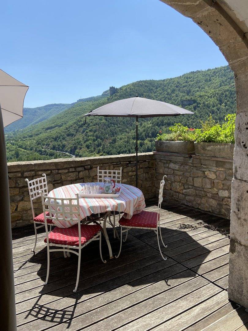 Gite Lou Clapas, maison en pierre restaurée à Cantobre in Nant, Parc naturel régional des Grands Causses
