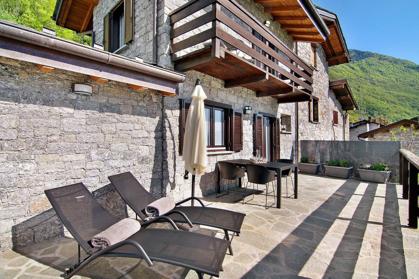 Ferienhaus 'Borgo Vico' mit Seeblick, privater Terrasse und Wlan in Verceia, Comer See