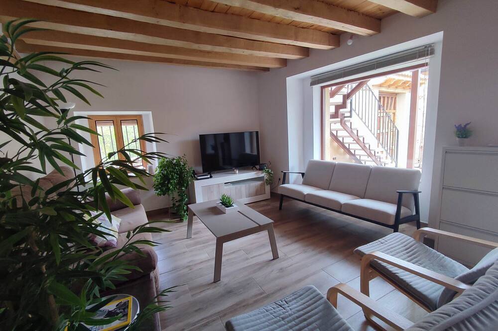 Cottage next to a river in a quiet village, ideal for families. in Prádena, Segovia Provinz