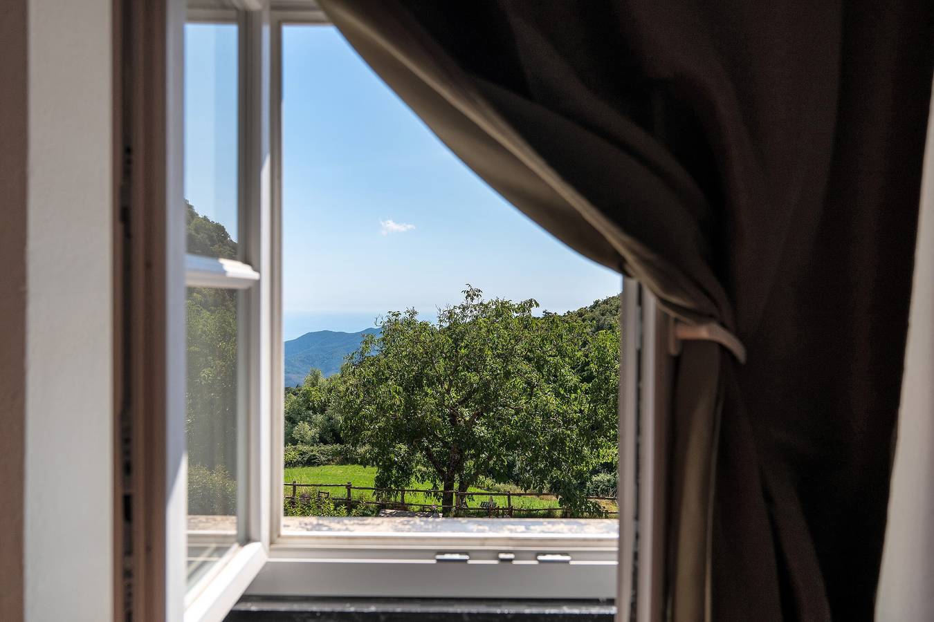 Camera 'Matrimoniale 2' con Vista Montagna e Giardino Condiviso in Castiglione Chiavarese, Riviera di Levante