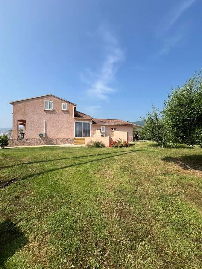 Chalet para 10 personas, con vistas además de jardín y terraza - 1