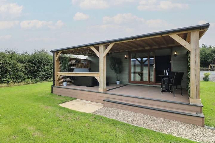 Log cabin for 2 people, with garden and hot tub in Leicestershire